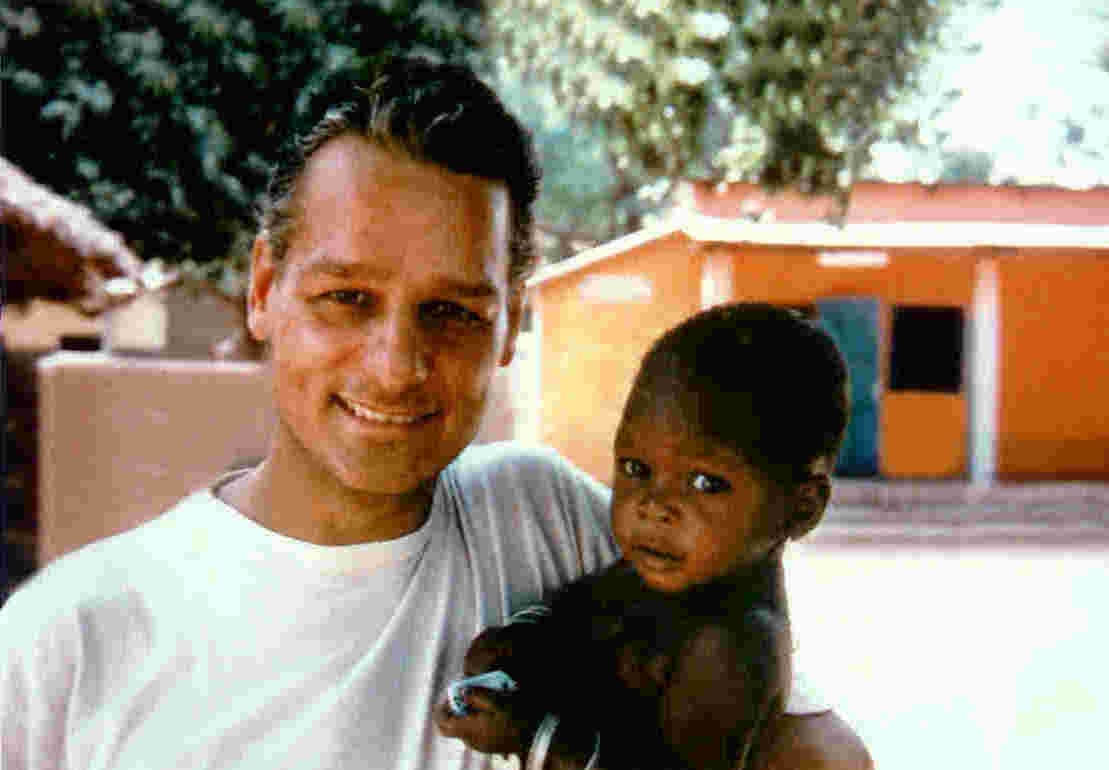 1 Fra Piergiorgio con bambino-1