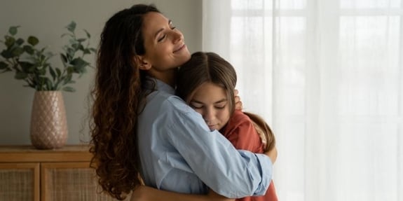 mamma abbraccia figlia con sintomi depressione