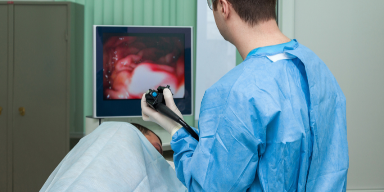Dottore con endoscopio durante un'ecografia endoscopica