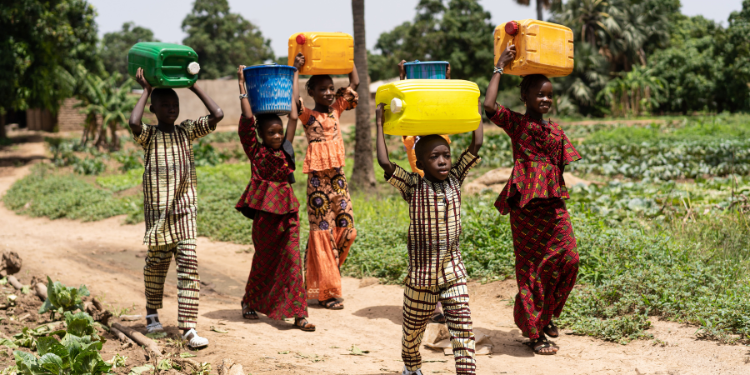 Africa bambini trasportano acqua