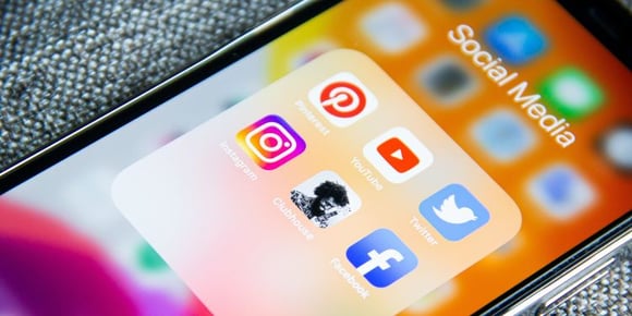 telefono con app social media 