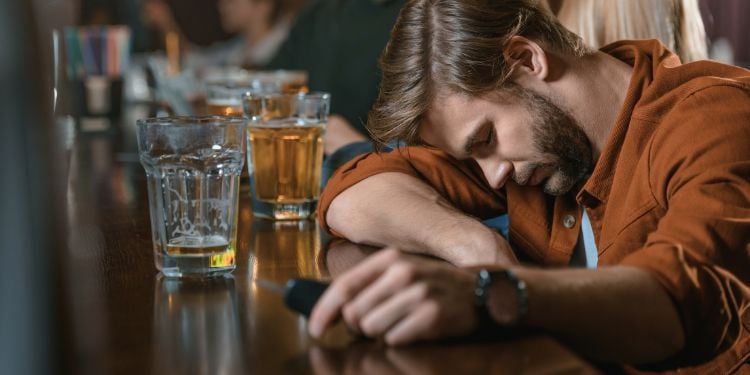 Ragazzo addormentato per effetto del binge drinking