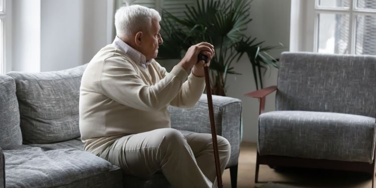 signore sul divano che cerca di superare la depressione