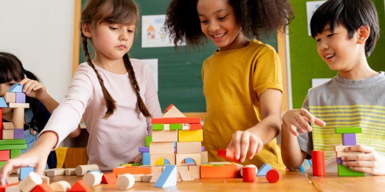 bambini che giocano con i lego in classe