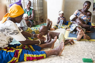 Ospedale di Tanguiéta: madri e bambini di Pediatria