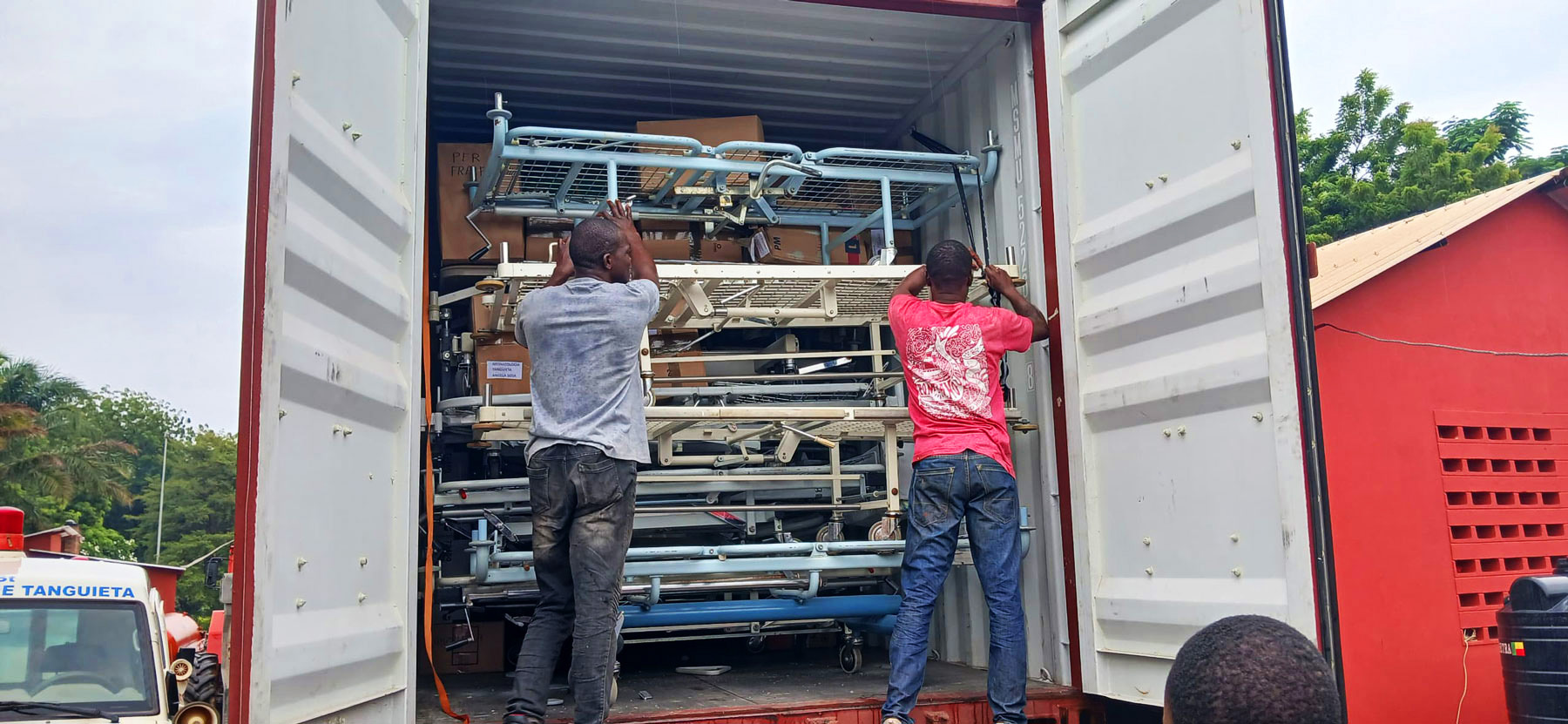 Quattro container, un anno di lavoro condiviso.